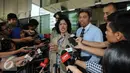 Hakim Ifa Sudewi menjawab pertanyaan wartawan usai diperiksa KPK, Jakarta, Rabu (22/6). Menurut Ifa, komunikasi antara dirinya dan Rohadi hanya sebatas tegur sapa. Mereka tidak pernah berbincang mengenai perkara apapun.(Liputan6.com/Helmi Afandi)