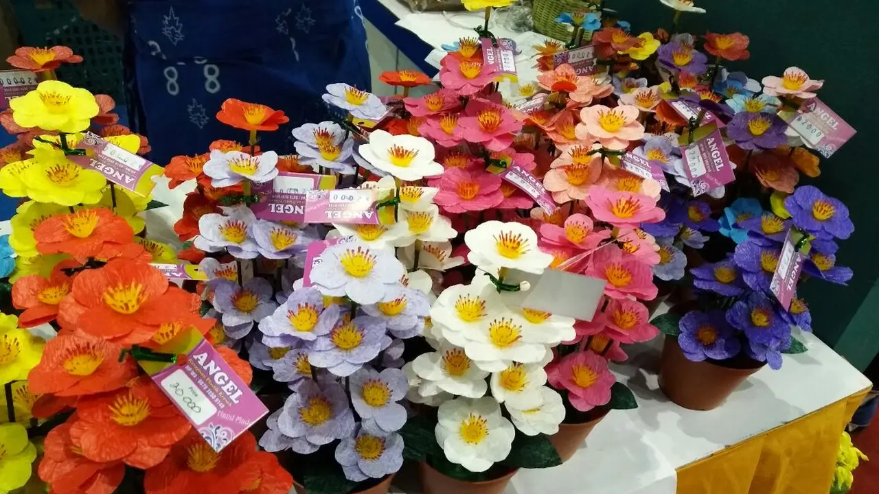 Bunga plastik kresek karya Ibu Rini