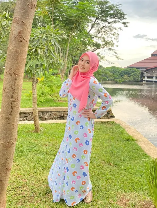 Tak dipungkiri, pesona pelantun lagu Dunia Berdua ini kian terpancar dalam balutan baju gamis dan hijab yang dikenakannya.  Padukan baju gamis bermotif dengan hijab merah muda, penampilan Nabilah Ayu terlihat simpel tapi tetap modis. (Liputan6.com/IG/@nblh.ayu)