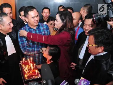 Penyanyi dangdut Saipul Jamil saat menerima kue ulang tahun sebelum menjalani sidang pembacaan putusan hakim di Pengadilan Tipikor Jakarta, Senin (31/7). Saipul Jamil berulang tahun yang ke-37 tahun. (Liputan6.com/Helmi Afandi)