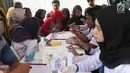 Warga mendapatkan pengobatan gratis pada kegiatan bakti sosial di Lapangan Merdeka, Balikpapan, Kalimantan Timur, Selasa (23/7/2019). Pertamina bekerja sama dengan Bhayangkari mengadakan bakti sosial di wilayah Balikpapan dalam rangka Hari Kesatuan Gerak Bayangkari ke-67. (Liputan6 com/Angga Yuniar)