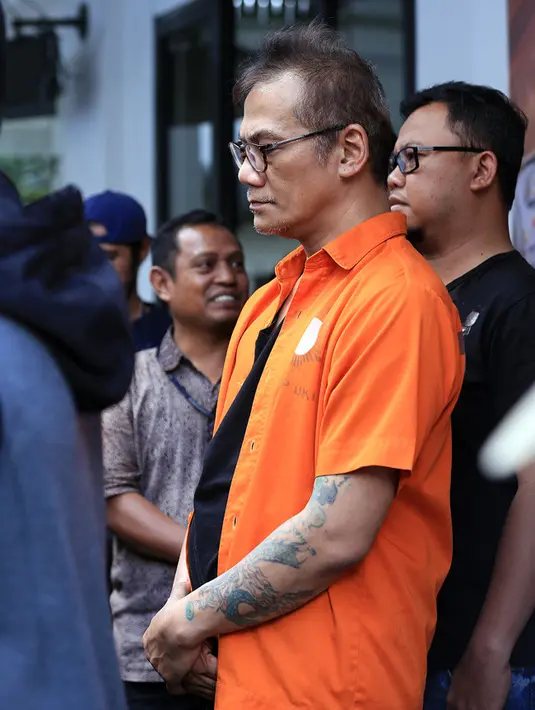 Menurut polisi, penangkapan itu setelah polisi mendapatkan informasi dari masyarakat. Saat didatangi di kediamannya, ternyata Tio sedang menggunakan sabu. (Deki Prayoga/Bintang.com)