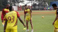 Pemain Sriwijaya FC Ferdinan Sinaga saat berlatih di Stadion Sumatri Brojonegoro, Jakarta, Sabtu (17/10/2015). (Bola.com/Nicklas Hanoatubun)