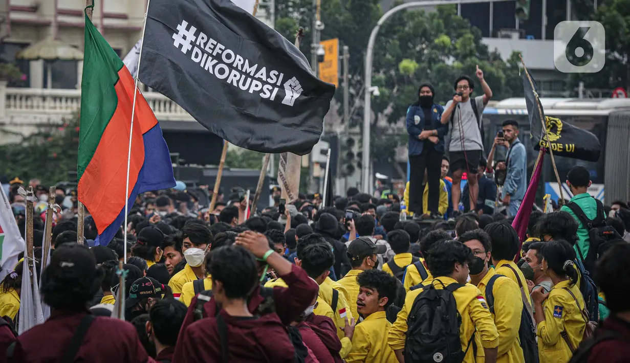 Massa aksi yang tergabung dalam beberapa Badan Eksekutif Mahasiswa akan menggelar unjuk rasa di kawasan Harmoni, Jakarta, Jumat (1/4/2022). Dalam aksinya mereka meminta untuk batalkan wacana perpanjangan masa jabatan presiden serta dibatalkannya wacana penundaan pemilu. (Liputan6.com/Faizal Fanani)