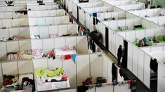 Pemandangan deretan ruang tidur bagi para migran di dalam hanggar bekas bandara Tempelhof di Berlin, Jerman, Rabu (9/12/2015). Jerman menerima satu juta migran dari beberapa negara yang sedang dilanda perang. (REUTERS/Fabrizio Bensch)