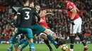 Pemain Manchester United, Nemanja Matic (tengah ) membuang bola saat dikepung pemain Southampton pada lanjutan Premier League di Old Trafford, Manchester, (30/12/2017). MU hanya bermain imbang 0-0.  (AFP/Oli Scarff)