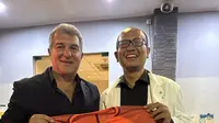 Presiden FC Barcelona, Joan Laporta (kiri), melakukan kunjungan ke Bali. (Bola.com/Alit Binawan)