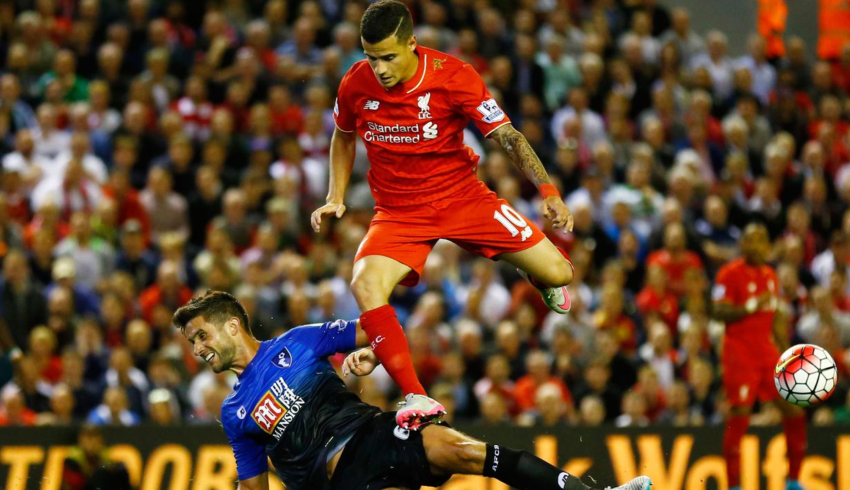 Gelandang Liverpool Philippe Coutinho berebut bola dengan gelandang Bournemouth Andrew Surman selama pertandingan di Anfield stadium, Liverpool, Inggris, Senin (17/8/2015). Liverpool menang tipis dengan skor 1-0. (Reuters/Darren Staples)