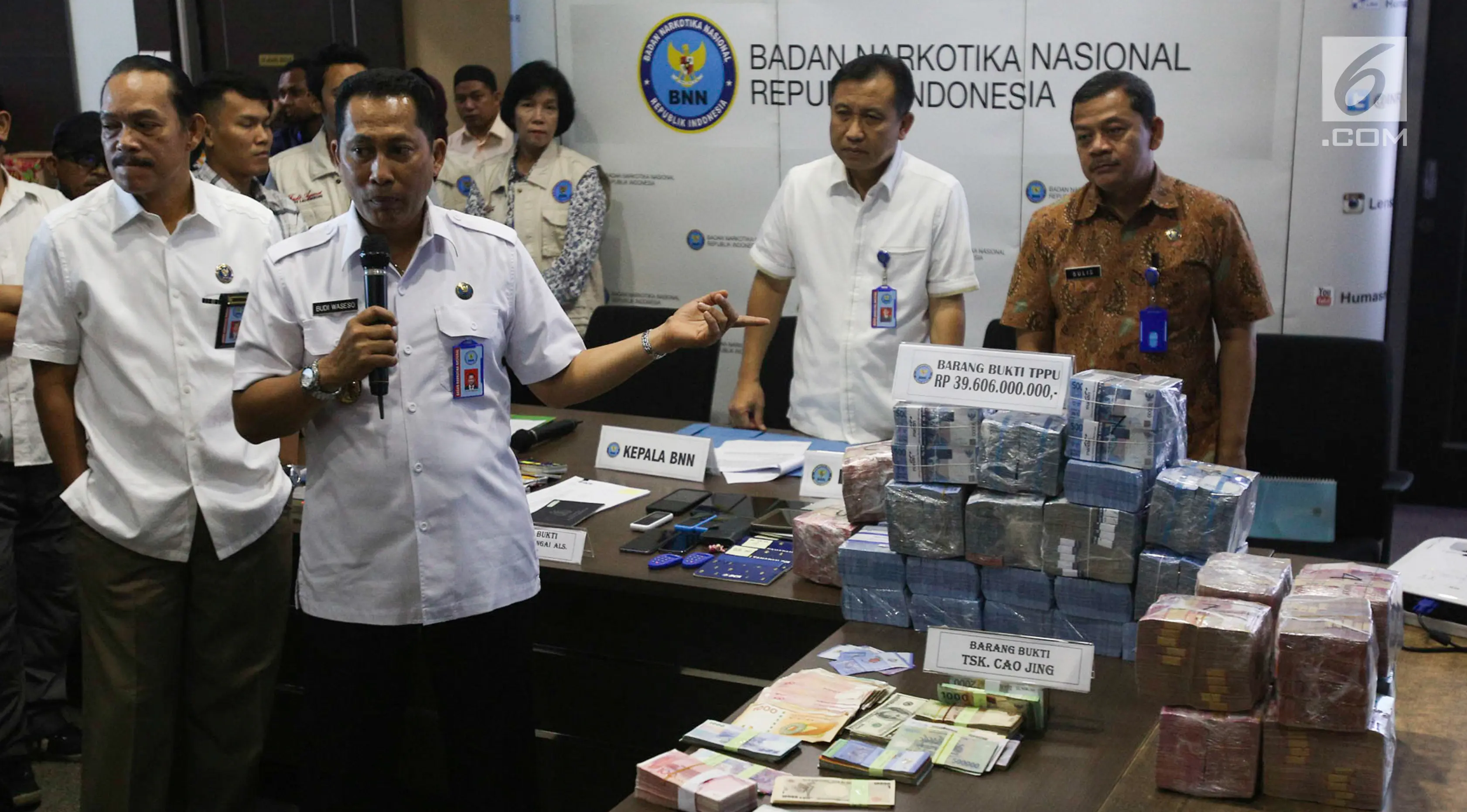 BNN mengungkap kasus Tindak Pidana Pencucian Uang (TPPU) hasil penjualan narkoba di kantor BNN, Jakarta, Selasa (13/6). BNN menyita aset dan uang hasil TPPU kasus narkoba dengan total nilai Rp39 miliar dari kedua kasus berbeda. (Liputan6.com/Yoppy Renato)