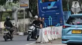 Pengendara sepeda motor nekat melawan arus lalu lintas di salah satu ruas jalan raya di Jakarta Selatan pada Kamis (12/6/2025). (Liputan6.com/Angga Yuniar)