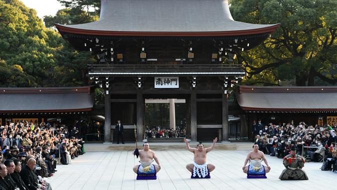 Juara Grand Sumo, Hakuho (kedua kiri) melakukan upacara mengentakkan kaki di Kuil Meiji, Tokyo, 8 Januari 2019. Acara tradisional yang merupakan ritual Shinto ini menjadi bagian dari perayaan Tahun Baru tahunan di kuil tersebut. (Toshifumi KITAMURA/AFP)