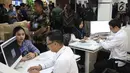 Warga mengurus dokumen di Mal Pelayanan Publik (MPP) di Lippo Plaza Kebun Raya Bogor, Senin (26/8/2019).  Penempatan MPP di mal sejalan dengan konsep Lippo Malls Indonesia, yaitu menjadikan pusat perbelanjaan sebagai service center untuk memenuhi kebutuhan masyarakat. (Liputan6.com/Angga Yuniar)