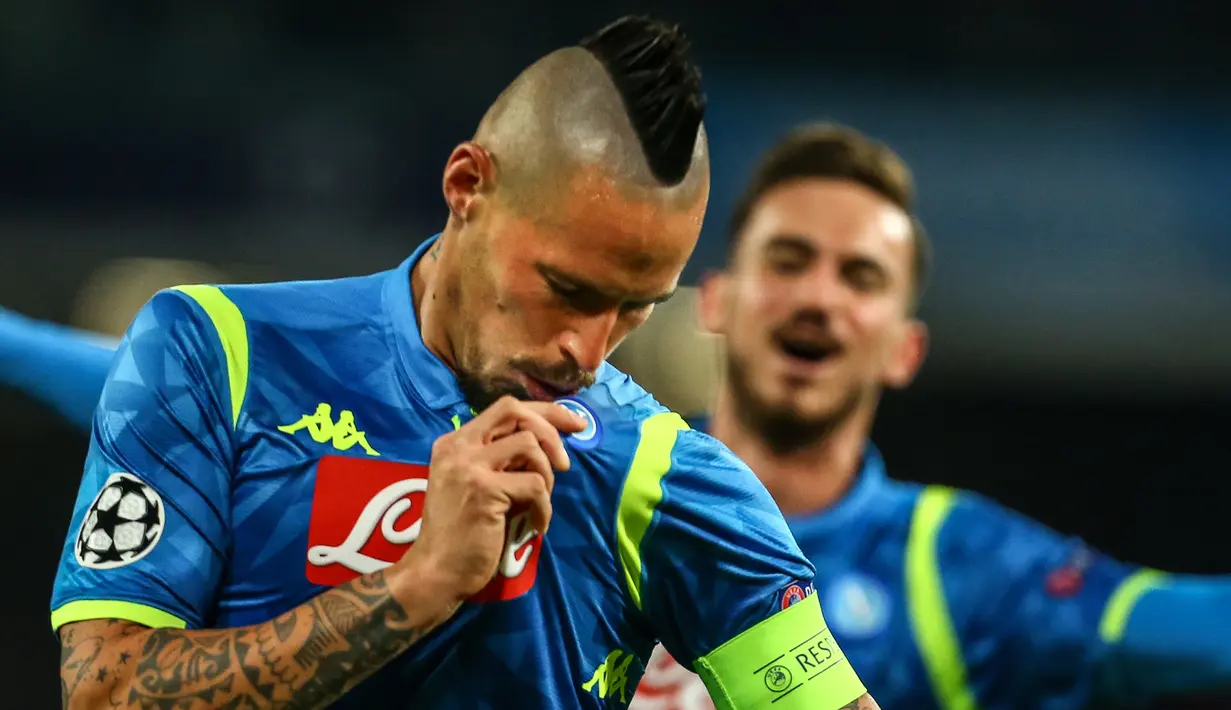 Kapten Napoli, Marek Hamsik merayakan gol pembuka Napoli pada laga lanjutan Liga Champions Grup C yang berlangsung di stadion San Paulo, kamis (29/11). Napoli menang 3-1 atas Red Star Belgrade. (AFP/Carlo Hermann)
