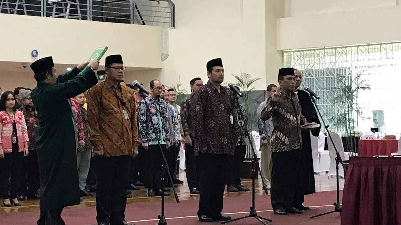 KPK lantik 3 pejabat baru ki-ka: Eko Marjono(Dir Monitor), Arif Waluyo(Kabiro Perencanaan dan Keuangan), Panca Putra Simanjuntak (Dir Penyidikan). (Liputan6.com/Fachrur Rozie)