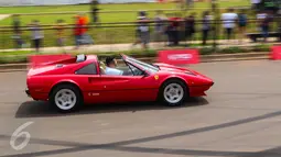 Mobil Ferrari klasik melaju kencang di sirkuit sepanjang 3,2 kilometer dalam Ferrari Festival of Speed di BSD City, Tangerang Selatan, Minggu (23/04). Sebanyak 10 mobil Ferrari klasik turut meramaikan festival ini. (Liputan6.com/Fery Pradolo)