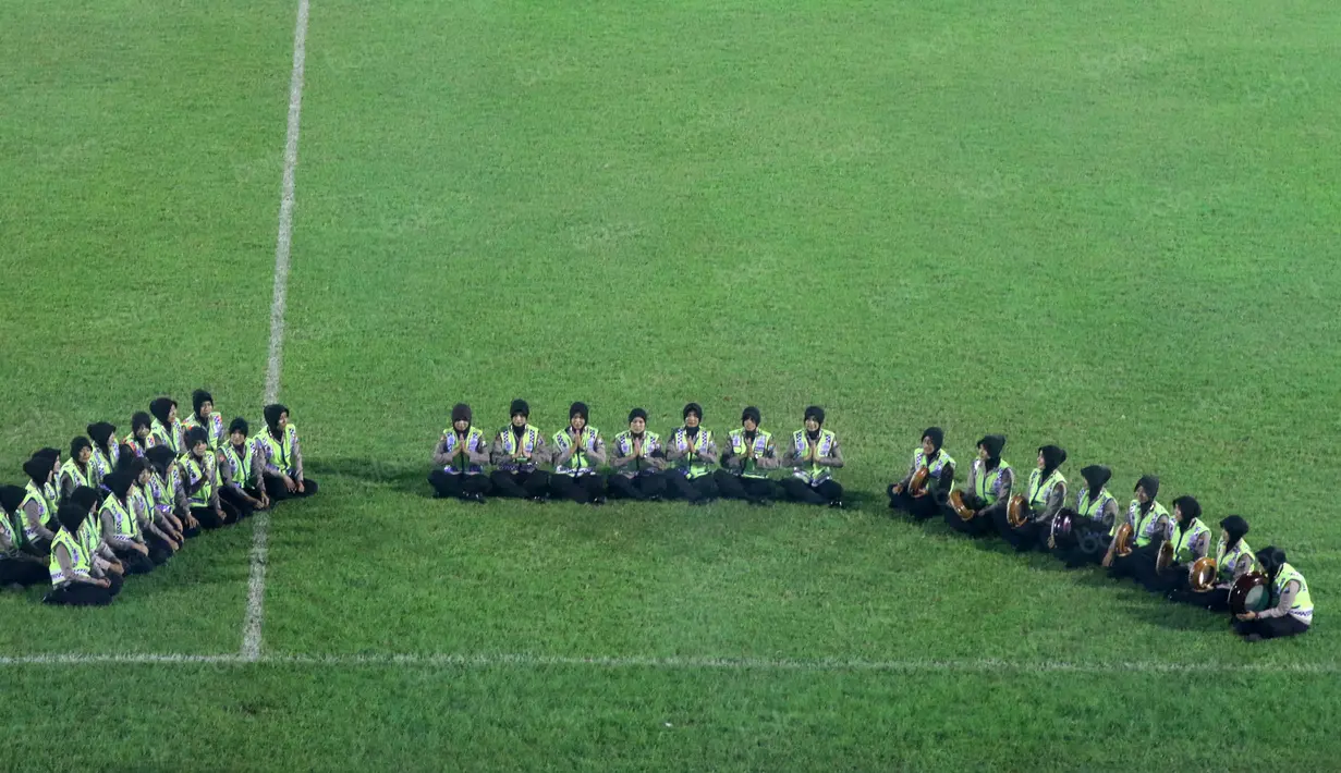 Sekitar 41 Polwan saat menghibur penonton dengan seni Banjari pada Torabika SC 2016 di Stadion Tri Dharma, Minggu(12/6/2016). (Bola.com/Nicklas Hanoatubun)