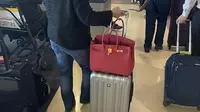 Viral Foto Wanita Antre Masuk Pesawat, Apa yang Aneh?