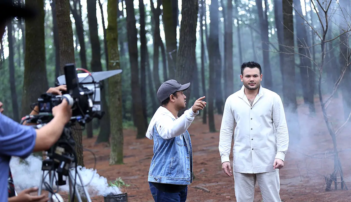 "Konsepnya sih surealis, yang merupakan cerita dari lagunya," kata Rizal Mantovani di kawasan Buperta Cibubur, Jakarta Timur, Kamis (9/2). (Nurwahyunan/Bintang.com)