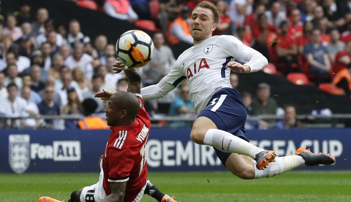 Aksi pemain Tottenham, Christian Eriksen saat berebut bola dengan pemain Manchester United, Ashley Young (kiri) pada semifinal Piala FA di Wembley stadium, London, (21/4/2018). MU menang 2-1. (AP/Kirsty Wigglesworth)