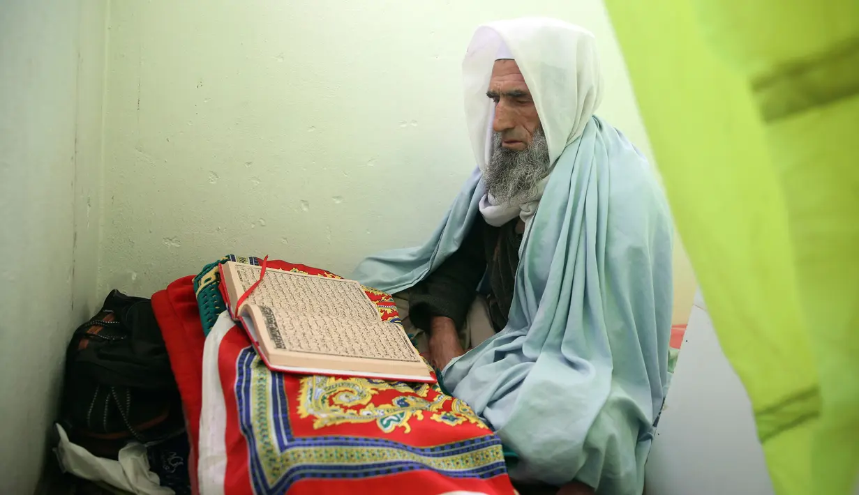 Seorang Muslim membaca Al-Quran di masjid selama Itikaf, sepuluh hari terakhir bulan Ramadan di Kabul (16/5/2020). Itikaf sangat penting bagi umat Islam karena keyakinan bahwa Nabi Muhammad lebih sering memanfaatkan momentum tersebut untuk mendekatkan diri dengan sang pencipta. (AP Photo/Rahmat Gul)