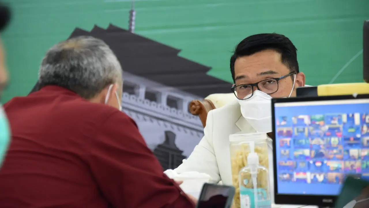 Gubernur Jawa Barat Rmil, Ridwan Kamil atau kang Emil tengah melaporkan perkembangan kasus Covid-19, setelah libur panjang Oktober lalu.
