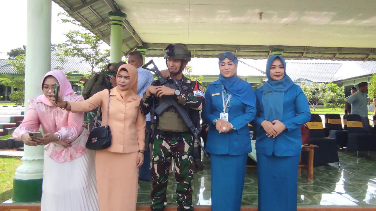 Istri bupati dan wakil bupati Jember(Tengah Baju Biru)  saat berfoto dengan  calon suami Ayu Tingting (Istimewa)