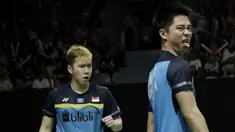 Ganda putra Indonesia, Kevin Sanjaya / Marcus Gideon, merayakan kemenangan atas ganda Jerman pada Indonesia Masters 2019 di Istora Senayan, Jakarta, Rabu (23/1). Kevin / Marcus lolos ke 16 besar. (Bola.com/M. Iqbal Ichsan)
