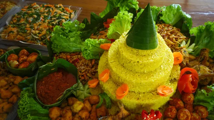 tumpeng nasi kuning