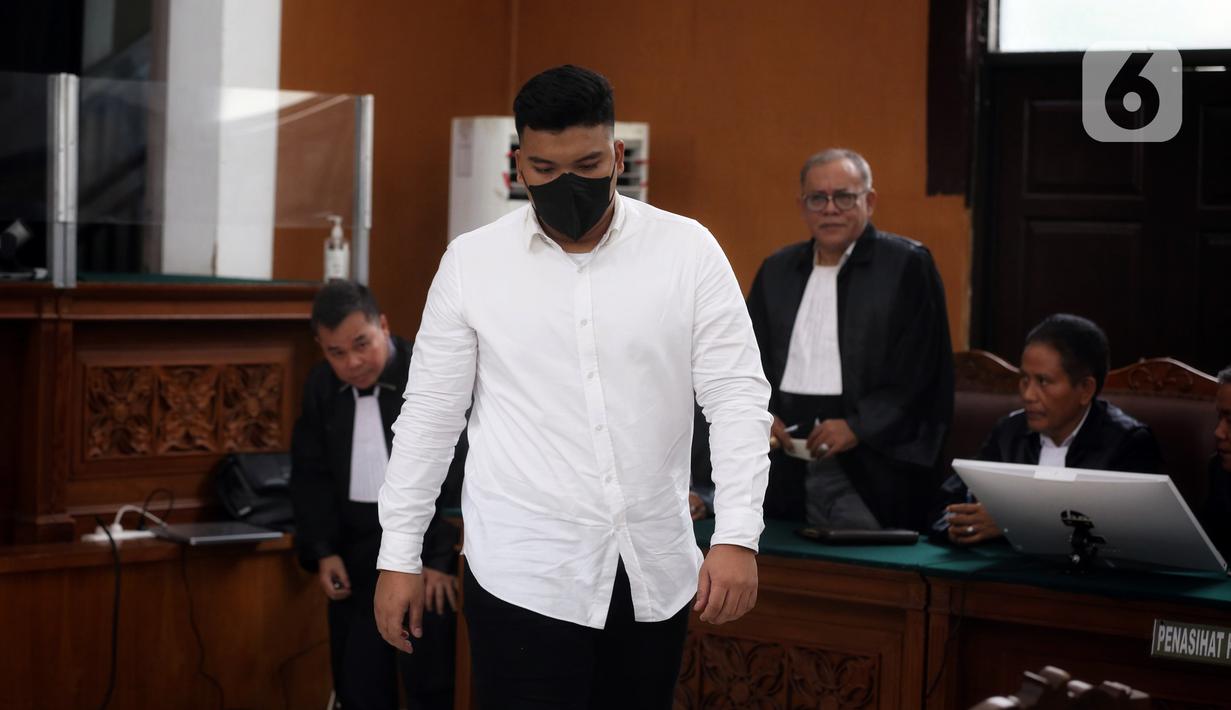Terdakwa kasus penganiayaan terhadap Cristalino David Ozora, Shane Lukas saat menjalani sidang vonis di Pengadilan Negeri Jakarta Selatan, Kamis (7/9/2023). Shane Lukas divonis lima tahun penjara. (Liputan6.com/Johan Tallo)