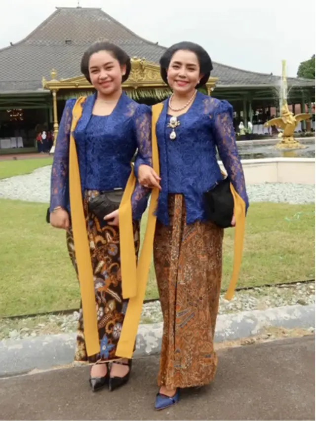 6 Potret Mayangsari dan Khirani Trihatmodjo Kompak Pakai Kebaya Biru di Acara Solo