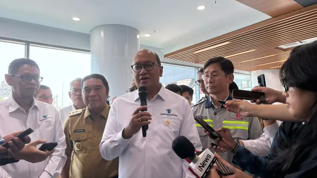 Menteri Investasi/Kepala Badan Koordinasi Penanaman Modal (BKPM) Rosan P. Roeslani  melakukan kunjungan kerja ke PT Lotte Chemical Indonesia (LCI) di Cilegon, Banten, Rabu (11/9/2024). (Tira/Liputan6.com)