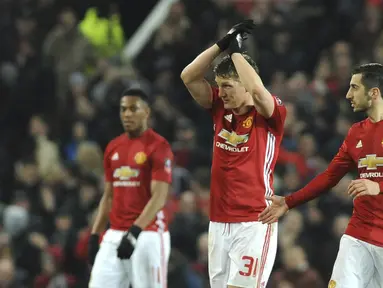Pemain Manchester United, Bastian Schweinsteiger (tengah) kembali memperkuat Setan Merah setelah lama dicadangkan Jose Mourinho, Laga  melawan Wigan Athletic  menjadi ajang pembuktian di Old Trafford, Manchester (29/1/2017). (AP/Rui Vieira)