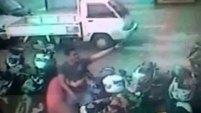 [VIDEO] Terbakar Cemburu, Oknum Brimob Pukuli Pria di Warnet