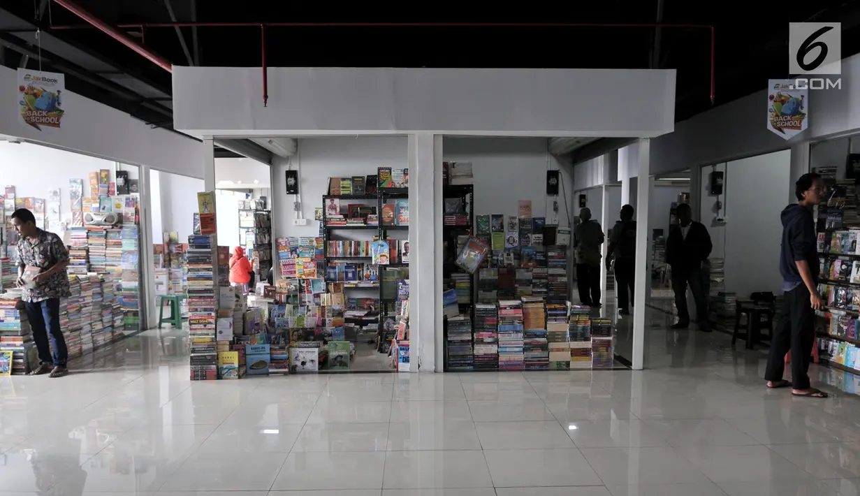 Aktivitas pedagang saat menunggu pembeli di salah satu kios Wisata Buku, Pasar Kenari, Jakarta, Selasa (20/8/2019). Sentra buku tersebut hingga kini masih sepi pembeli sejak diresmikan  Gubernur DKI Jakarta Anies Baswedan 4 bulan lalu dikarenakan minimnya promosi. (merdeka.com/Iqbal S. Nugroho)