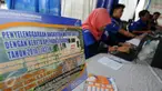 PT KAI kembali menggelar angkutan motor gratis Lebaran 2016 di Stasiun Senen, Jakarta, Sabtu (18/6). Kereta api angkutan motor gratis ini akan dioperasikan selama 6 hari saat arus mudik dan selama 7 hari operasi saat arus balik (Liputan6.com/Helmi Afandi)