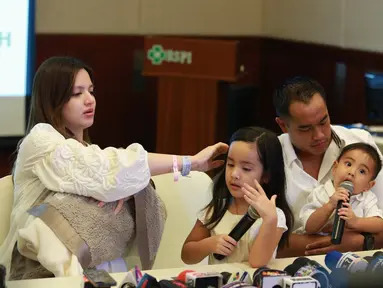 Nia Ramadhani menikah dengan Ardiansyah Bakrie pada 10 April 2010 silam. Saat itu Nia masih berusia 20 tahun. Selama 9 tahun, Nia dan Ardie telah dikaruniai satu putri dan dua orang putra. (kapanlagi/Muhammad Akrom Sukarya)
