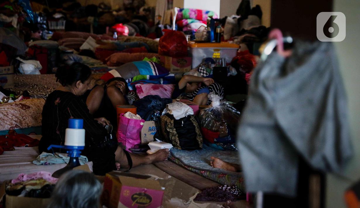 Warga korban banjir masih bertahan mengungsi di GOR Pengadegan, Jakarta, Selasa (7/1/2020). Masih banyaknya warga yang memilih bertahan di pengungsian lantaran kondisi rumah mereka belum memungkinkan untuk ditinggali dan belum adanya arahan dari kelurahan. (Liputan6.com/Faizal Fanani)