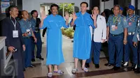 Pasangan Cagub Cawagub DKI Jakarta 2017 Basuki Tjahaja Purnama dan Djarot Saiful Hidayat menyapa media saat akan menjalani tes kesehatan di RSAL Dr. Mintoharjo, Jakarta, Sabtu (24/9). (Liputan6.com/Gempur M Surya). 