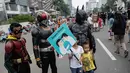 Massa yang tergabung dalam Siber Kreasi mengadakan kampanye anti hoax saat Car Free Day di Sudirman, Jakarta, Minggu (9/12). Siber Kreasi mengajak masyarakat untuk lebih cermat dalam membaca dan menyebarkan berita di medsos. (Liputan6.com/Faizal Fanani)