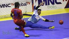 Kiper IPC Pelindo, Yos Adi Wicaksono, berusaha menahan serangan pemain Black Steel Manokwari dalam laga Seri III Grup B Wilayah Timur Pro Futsal League 2016 di GOR 17 Desember, Mataram, NTB, Minggu (13/3/2016). (Bola.com/Arief Bagus)