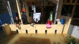 Banjir meredam sejumlah kawasan di Jakarta Timur hingga Minggu (6/7/2025). Banjir disebabkan tingginyan curah hujan sejak Sabtu 5 Juli 2025 sore kemarin dan luapan kali Ciliwung. (merdeka.com/Arie Basuki)