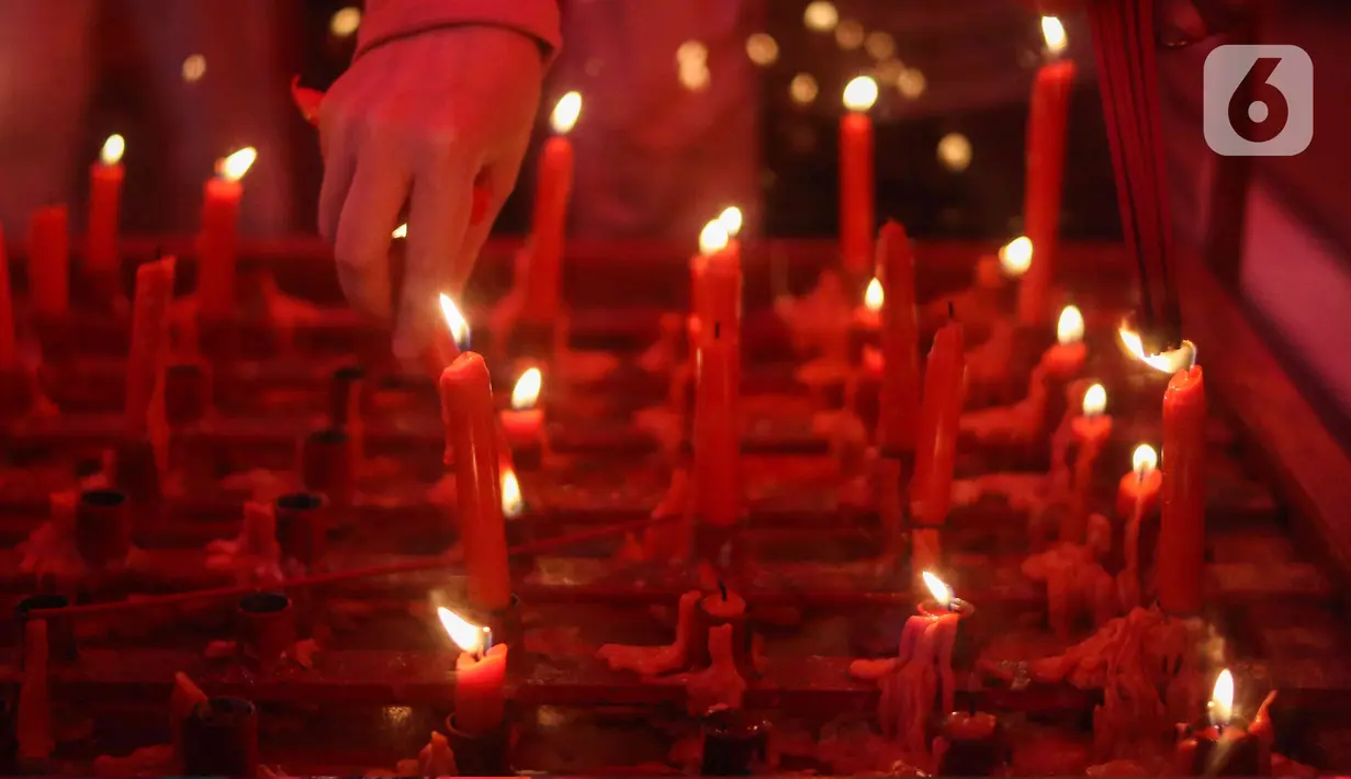 Warga keturunan Tionghoa menyalakan lilin saat bersembahyang di Wihara Amurva Bhumi Karet, Jakarta, Sabtu (21/1/2023). Sembahyang jelang tahun baru Imlek 2574 itu sebagai ungkapan syukur atas segala rezeki dan keselamatan dari Tuhan serta untuk pengharapan kehidupan lebih baik di tahun kelinci air mendatang. (Liputan6.com/Herman Zakharia)