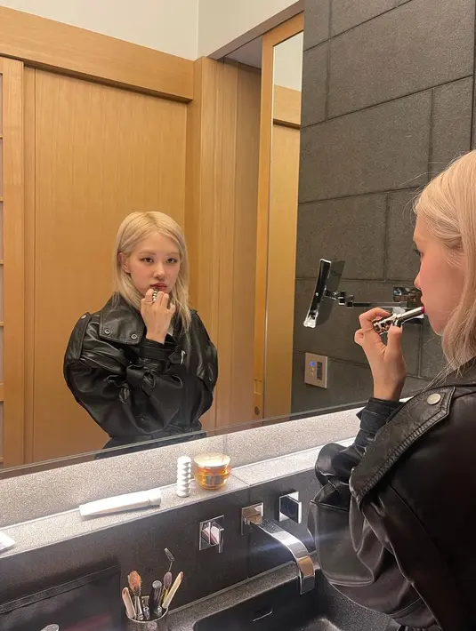 Berfoto di depan cermin, Rose BLACKPINK memamerkan rambut pirangnya yang kini tinggal sebahu [@roses_are_rosie]