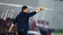 Pelatih kepala Timnas Indonesia U-20, Indra Sjafri memberikan arahan kepada anak asuhnya pada laga Grup F Kualifikasi Piala Asia U-20 2025 melawan Timor Leste di Stadion Madya, Senayan, Jakarta, Jumat (27/09/2024). (Bola.com/Bagaskara Lazuardi)