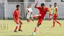 Para pemain Persija Jakarta berlatih memanfaatkan umpan silang pada latihan di Lapangan Villa 2000, Pamulang, Tangerang Selatan, Senin (25/4/2016). (Bola.com/Nicklas Hanoatubun)