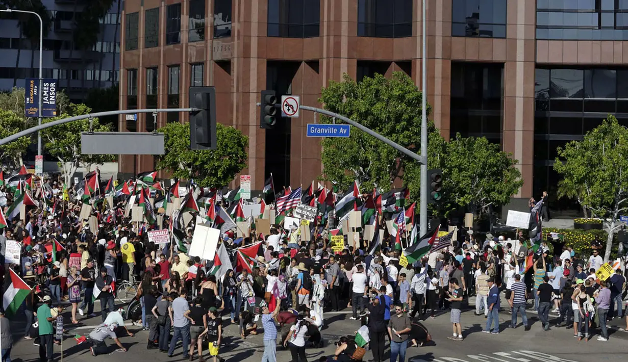 Ratusan massa pendukung Palestina berkerumun di depan Konsulat Israel di Los Angeles, Kalifornia, (20/7/2014), mendesak dihentikannya agresi militer Israel di jalur Gaza. (REUTERS/Jonathan Alcorn) 