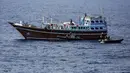 Sebuah kapal nelayan yang tengah menuju Somalia di lepas pantai Oman, dihentikan oleh AL Australia, 26 Februari 2016. Di dalam kapal nelayan itu, petugas menemukan persenjataan dalam jumlah besar. (REUTERS/ABIS Sarah Ebsworth/Australian Defence Force)