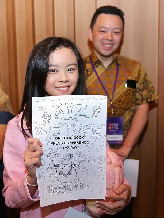 "Aku aktif di instagram, bahkan aku nyiapin waktu buat main instagram. Isi kontennya ya video cover lagu. Kalau video aku sih dieditnya sama kokoh aku," kata Clarice saat ditemui di Senayan City, Jakarta Pusat, Rabu (25/4/2018).(Bambang E Ros/Bintang.com)