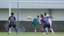 Tampil di hadapan pendukung sendiri, Persita langsung tampil agresif. Tampak dalam foto, penjaga gawang Borneo FC, Nadeo Argawinata berusaha menahan tendangan pemain Persita pada pertandingan pekan ke-17 BRI Super League 2025/2026 melawan Borneo FC di Stadion Indomilk Arena, Tangerang, Banten, Jumat (9/1/2026). (Bola.com/Bagaskara Lazuardi)