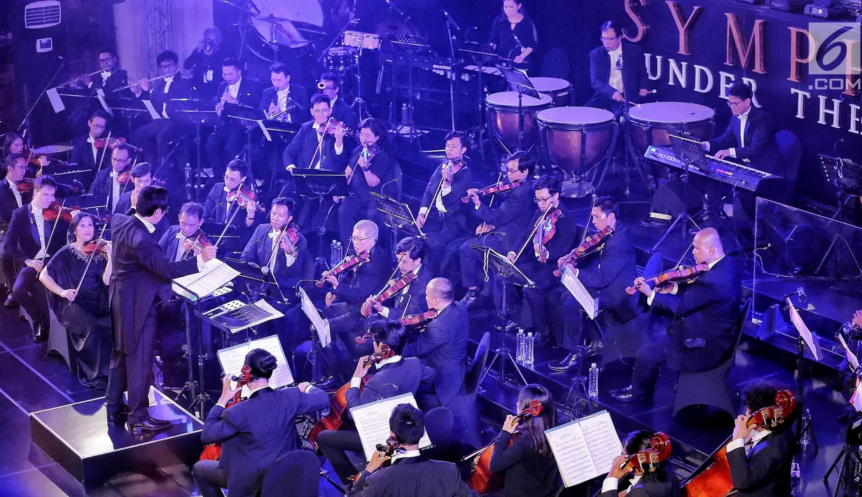 Twilite Orchestra dengan konduktor musik Addie MS tampil dalam konser Symphony Under The Stars di Lippo Mall Kemang, Jakarta, Sabtu (28/7). Mereka membawakan sountrack film terfavorit baik dari dalam maupun luar negeri. (Liputan6.com/Fery Pradolo)